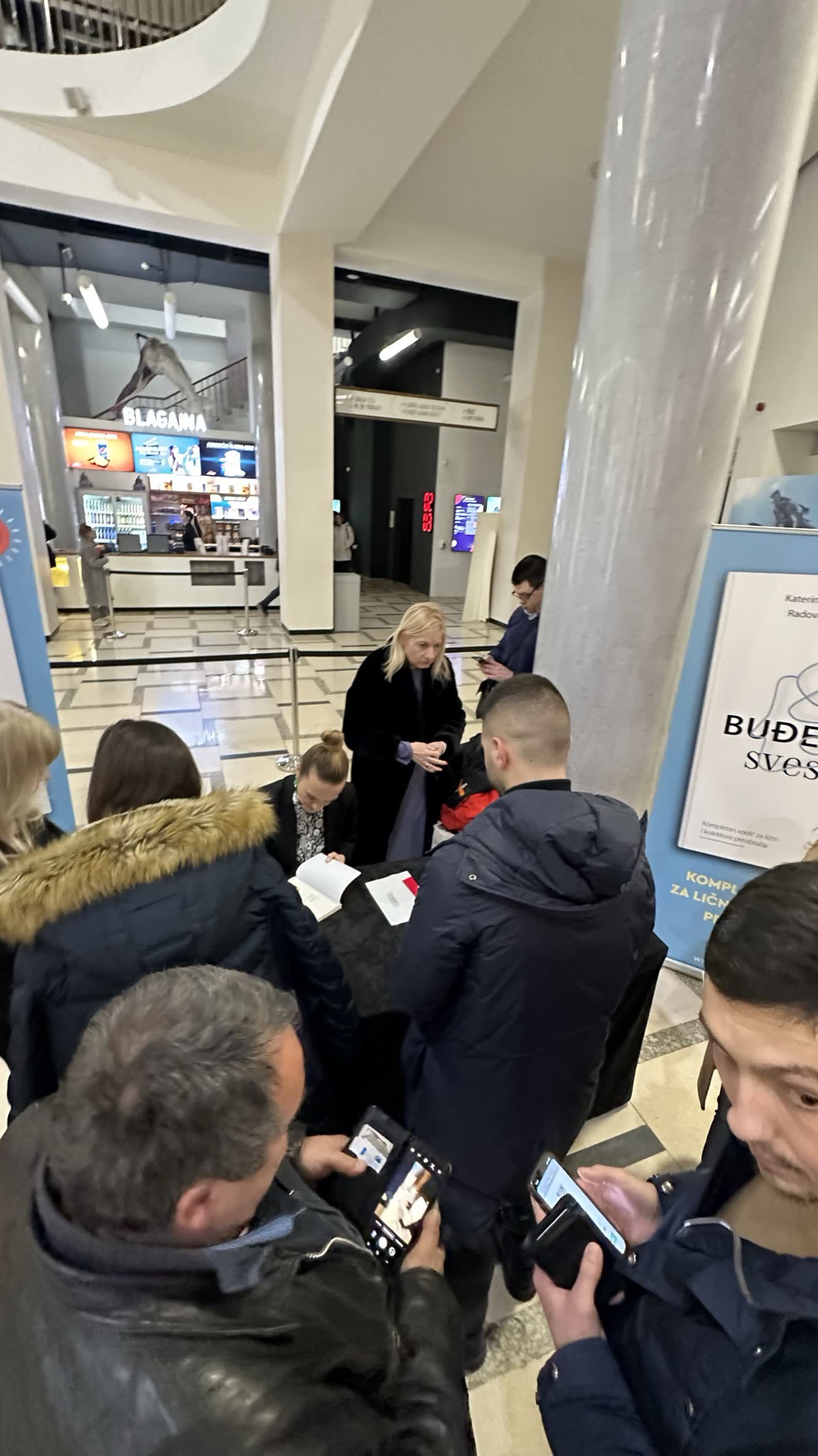 Публика на промоцијата на Buđenje svesti во Белград, од Katerina Angelovska и Radovan Vitošević