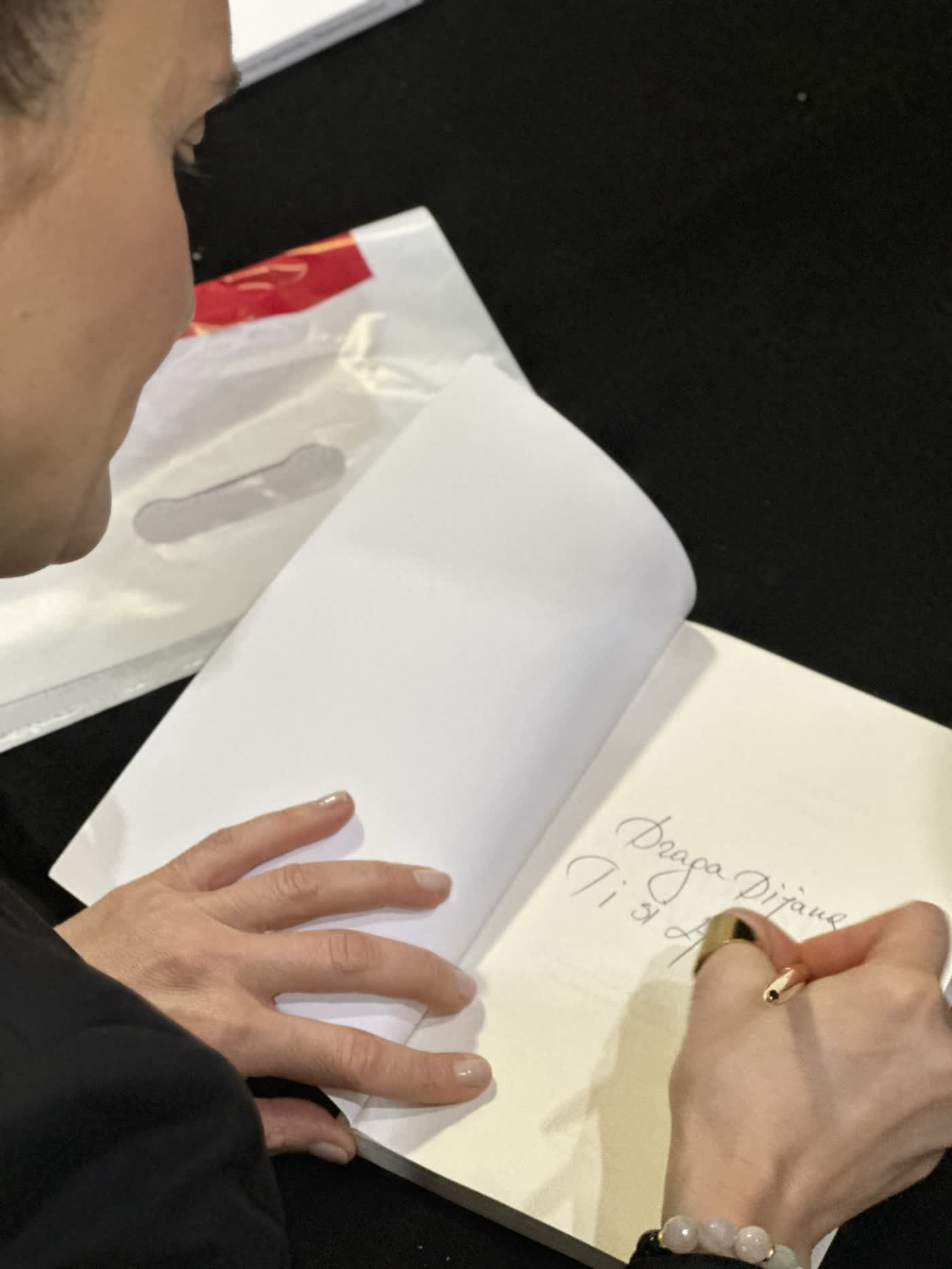 Публика на промоцијата на Buđenje svesti во Белград, од Katerina Angelovska и Radovan Vitošević