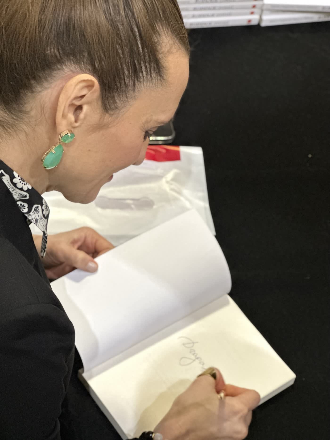Авторите Катерина Ангеловска и д-р Радован Витошевиќ во Белград, промоција на Buđenje svesti, јануари 2023