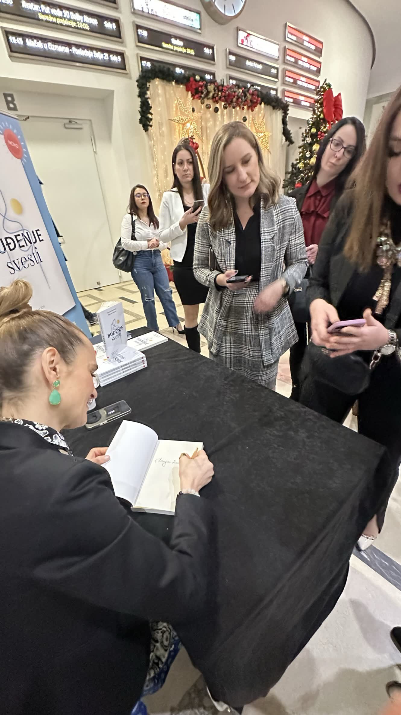 Публика на промоцијата на Buđenje svesti во Белград, од Katerina Angelovska и Radovan Vitošević