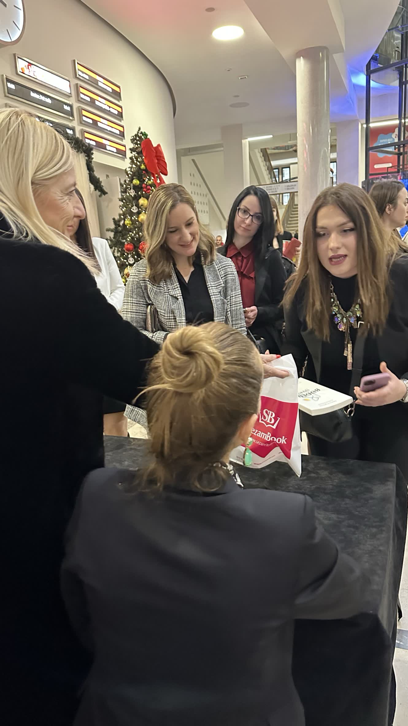 Авторите Катерина Ангеловска и д-р Радован Витошевиќ во Белград, промоција на Buđenje svesti, јануари 2023