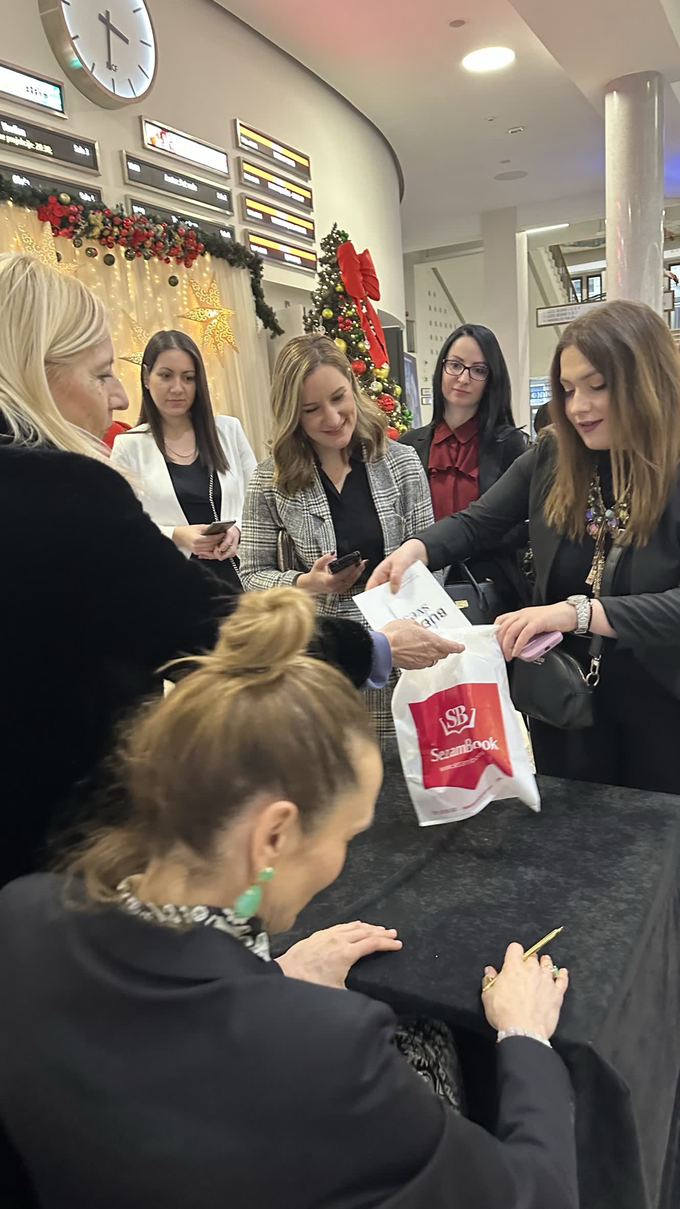 Публика на промоцијата на Buđenje svesti во Белград, од Katerina Angelovska и Radovan Vitošević
