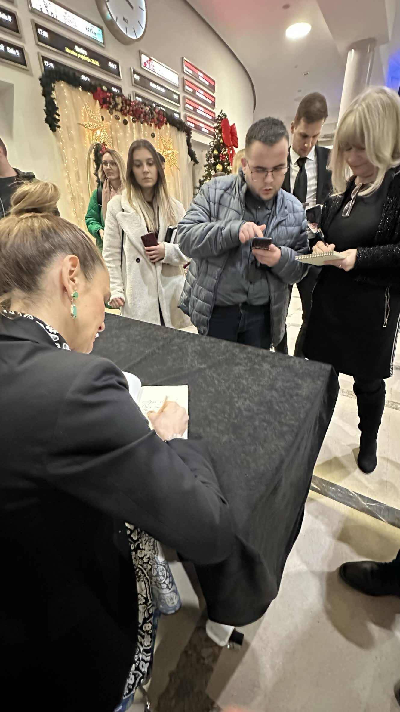 Публика на промоцијата на Buđenje svesti во Белград, од Katerina Angelovska и Radovan Vitošević