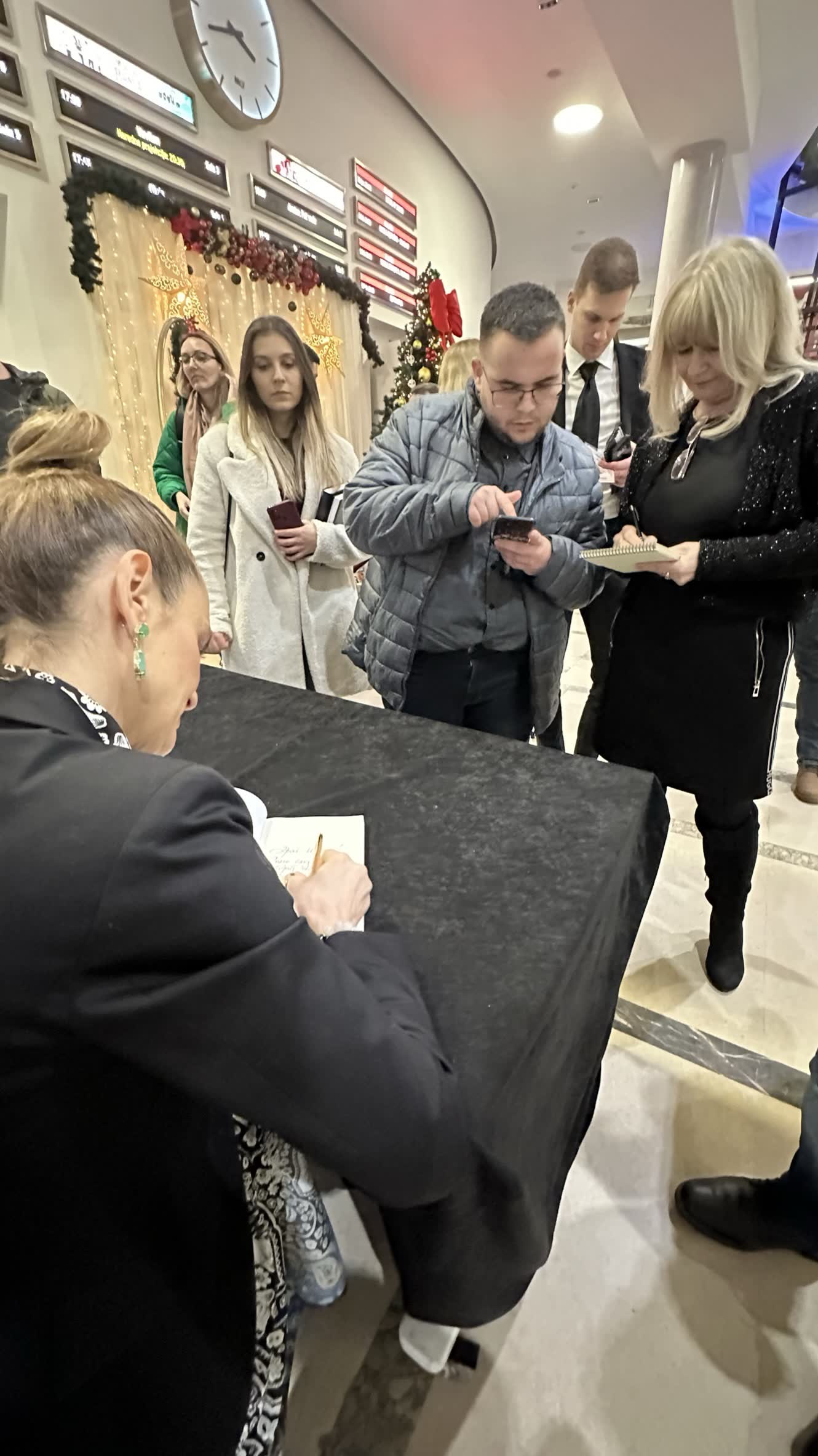Атмосфера од промоцијата на српското издание Buđenje svesti во Белград, 2023